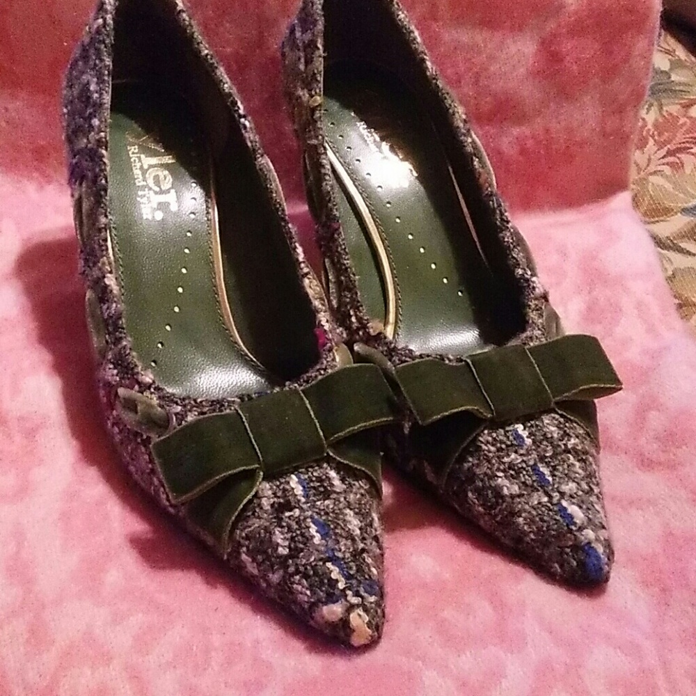 9M Richard Tyler Tweed Heels